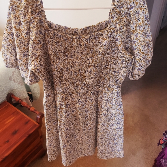 White floral dress with pockets, size medium - Picture 5 of 6
